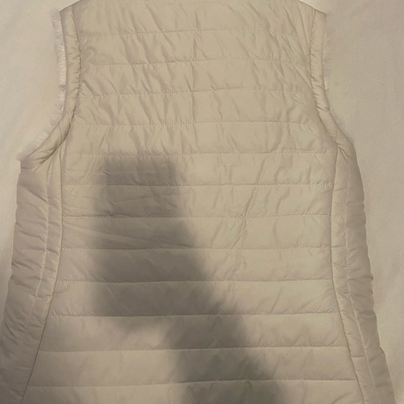 WHITE FURRY VEST - Picture 2 of 5